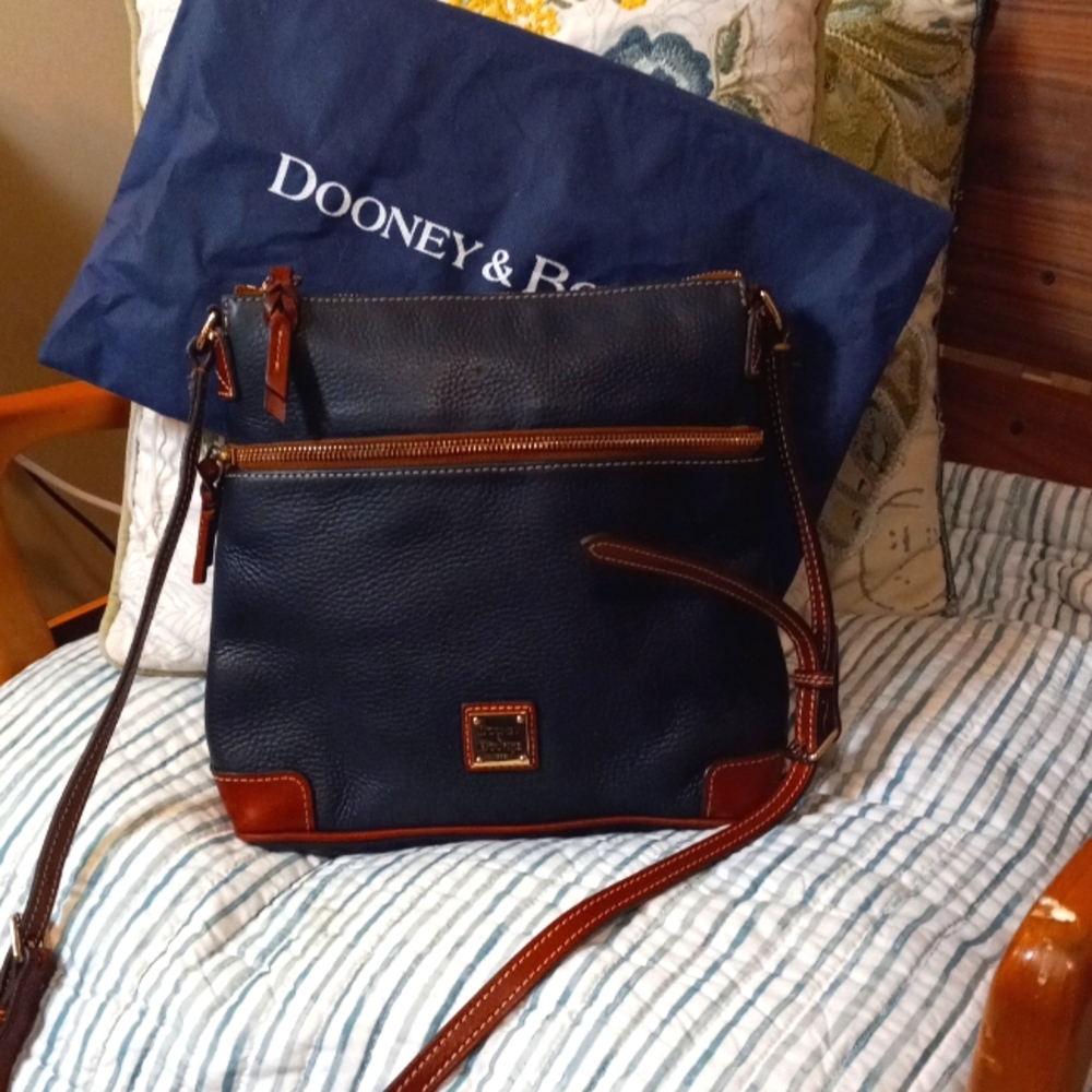 DOONEY & BOURKE PEBBLE GRAIN CROSSBODY